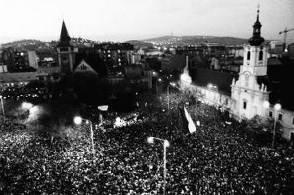 Nielen plné námestia veľkomiest robili revolúciu. Veľa práce v Nežnej revolúcii odviedli aj ľudia v regiónoch.